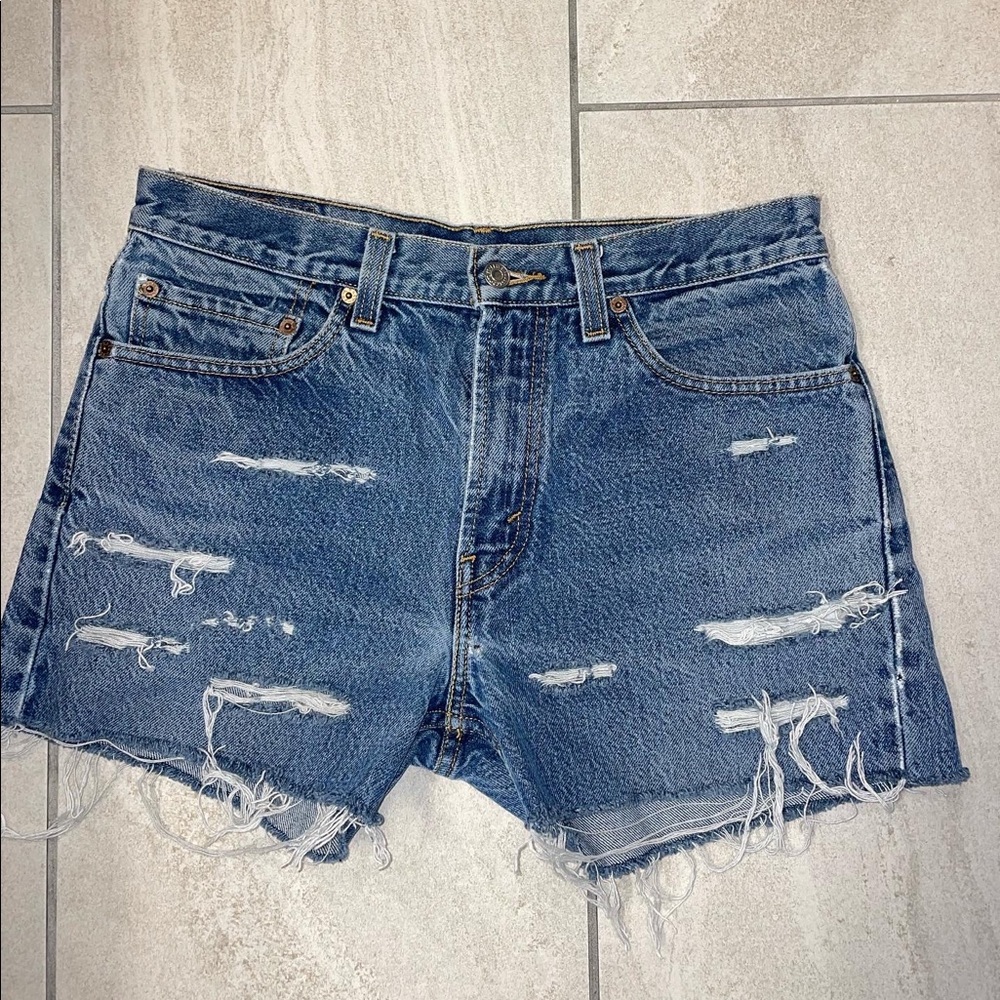 distressed levi shorts